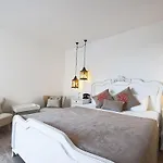 Nocleg ze śniadaniem Sade 4*