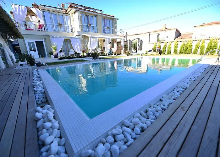 Sade Alaçatı